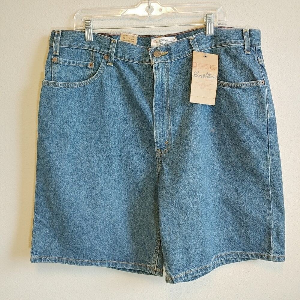 Signature by Levi Strauss Men's Relaxed Fit Medium Wash Denim Shorts W 40"